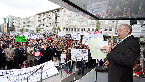 Dünnhäutig bei einer Demo: Günter Beckstein. Dünnhäutig bei einer Demo: Günter Beckstein.
