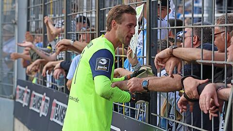 Fanliebling Marco Hiller: Die Nummer eins der Löwen kündigt in der AZ an, bei einem Sieg im letzten Heimspiel wieder auf den Zaun zu klettern.