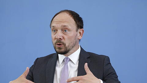Der CDU-Bundestagsabgeordnete Marco Wanderwitz will, dass die Bundesregierung die Erfolgsaussichten eines AfD-Verbotsverfahrens prüft. Dazu will er selbst bald einen Antrag einbringen.