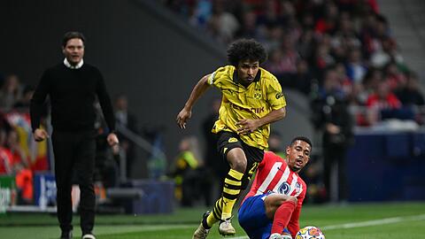 BVB-Angreifer Karim Adeyemi (l) entwischt Samuel Lino.