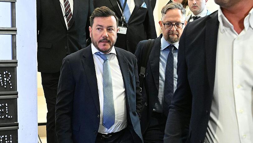 Signa-Gründer René Benko (l) trifft mit seinem Anwalt Norbert Wess im Parlament ein.