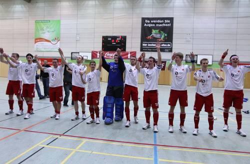 Happy nach der Derby-Gala: Die NHTC-Asse feiern ihren 9:3-Erfolg über  den Erzrivalen und träumen von den nächsten Zielen.