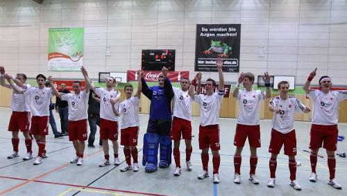 Happy nach der Derby-Gala: Die NHTC-Asse feiern ihren 9:3-Erfolg über den Erzrivalen und träumen von den nächsten Zielen. Happy nach der Derby-Gala: Die NHTC-Asse feiern ihren 9:3-Erfolg über den Erzrivalen und träumen von den nächsten Zielen.