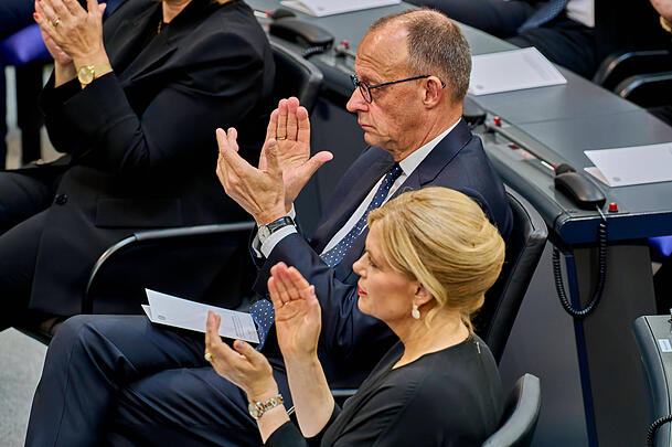 Mit ihrer Entscheidung gegen die Regenbogenflagge machten sich Friedrich Merz und Julia Klöckner nicht nur Freunde. Mit ihrer Entscheidung gegen die Regenbogenflagge machten sich Friedrich Merz und Julia Klöckner nicht nur Freunde.