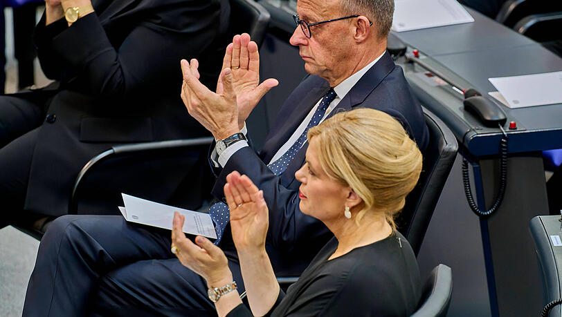 Mit ihrer Entscheidung gegen die Regenbogenflagge machten sich Friedrich Merz und Julia Klöckner nicht nur Freunde. Mit ihrer Entscheidung gegen die Regenbogenflagge machten sich Friedrich Merz und Julia Klöckner nicht nur Freunde.