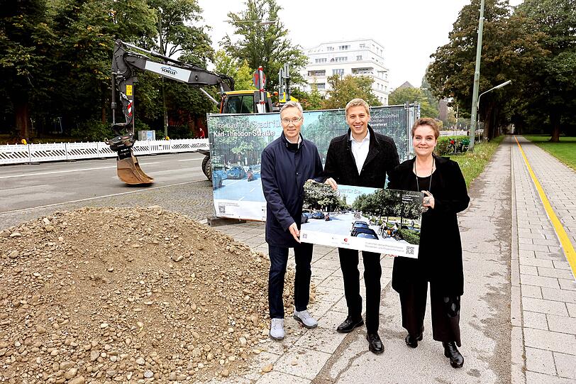 Der Umbau beginnt – und das freut den Mobilitätsreferenten Georg Dunkel (parteilos, links), Bürgermeister Dominik Krause (Grüne) und Baureferentin Jeanne-Marie Ehbauer (Grüne).