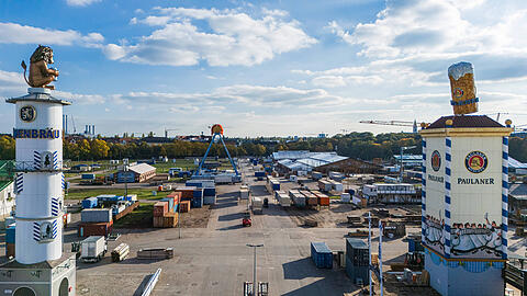 Beim Abbau der diesjährigen Wiesn kam es zum Missverständnis zwischen einem Künstler und einem Spediteur. Der Beginn eines skurrilen Wiesn-Rätsels: Seither ist ein 250-Liter-Brunnen spurlos verschwunden.