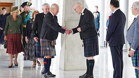 K&ouml;nig Charles sch&uuml;ttelt die Hand von John Swinney, dem First Minister Schottlands.
