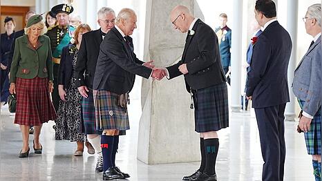 K&ouml;nig Charles sch&uuml;ttelt die Hand von John Swinney, dem First Minister Schottlands.