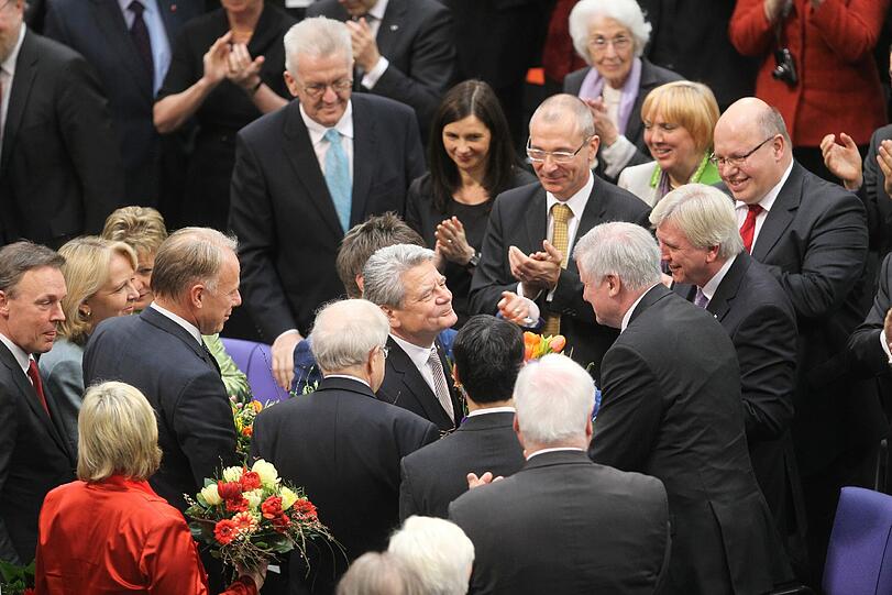 Joachim Gauck ist neuer Bundespräsident. Die
Bundesversammlung wählte den früheren DDR-Bürgerrechtler am Sonntag
mit großer Mehrheit zum Nachfolger von Christian Wulff. Der
72-Jährige erhielt 991 von 1228 gültigen Stimmen, das entspricht
einer Zustimmung von gut 80 Prozent. Für Gaucks Gegenkandidatin Beate
Klarsfeld votierten 126 Delegierte.