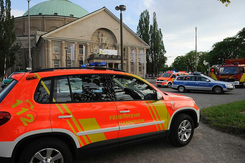 Polizei und Feuerwehr vor dem Congress Centrum (HCC) in Hannover. In unmittelbarer Nähe befindet sich die Stadtbahnhaltestelle, an der sich der Unfall ereignete.