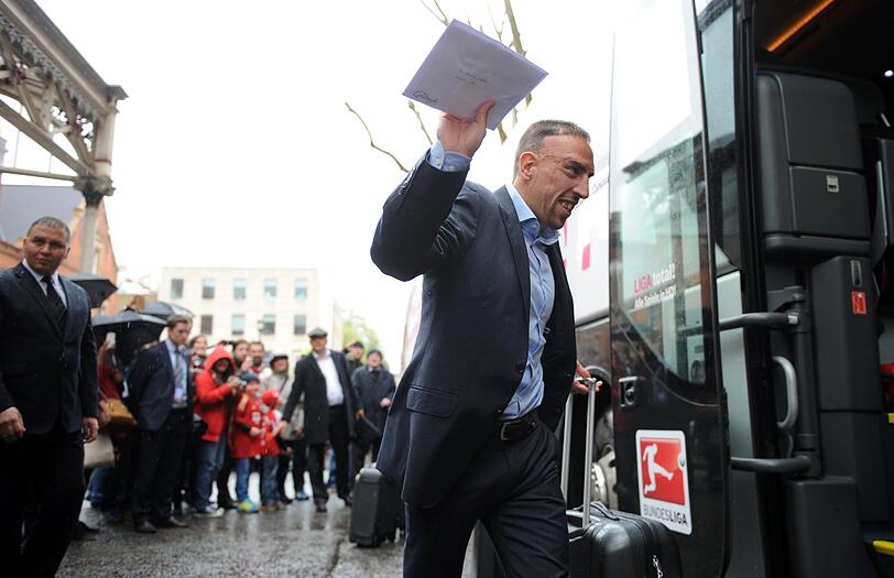 Der FC Bayern ist am Flughafen in London gelandet - die Bilder