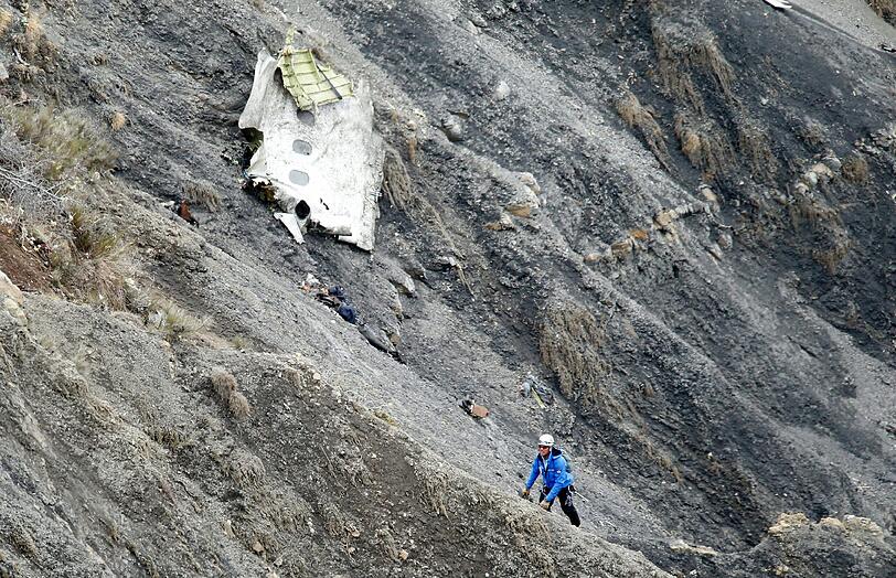 Ein Trümmerfeld: Die Bergungsarbeiten nach dem Absturz der Airbus-Machine von Germanwings werden Tage und Wochen dauern. Die Bilder...