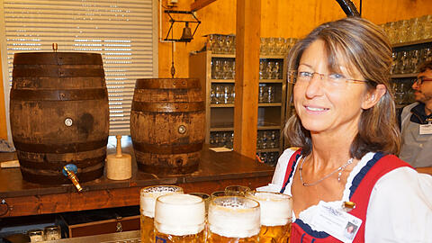 Wiesn-Bedienung Rosi vor den Hirschen in der
Fischer-Vroni.