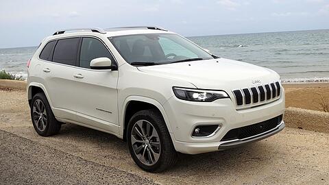 Der aufgefrischte Jeep Cherokee rollt mit optischen und technischen Neuerungen an.