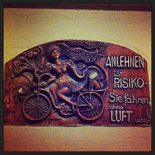 Das künstlerische Schild an einer Hauswand in der Baaderstraße.