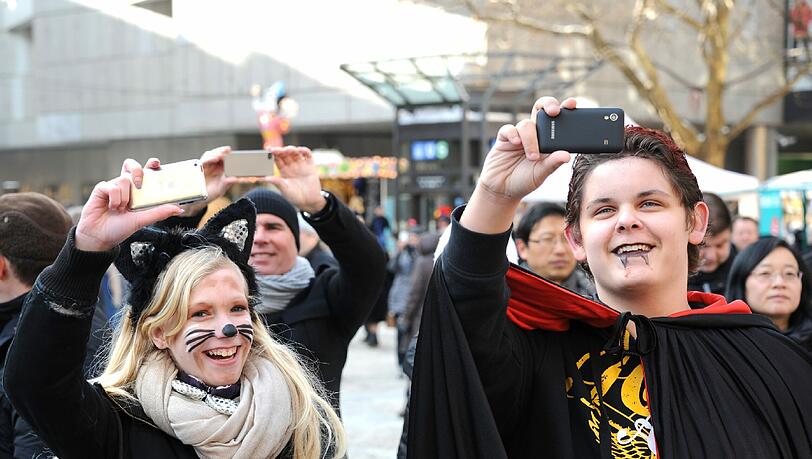 An den Faschingstagen wird die Fußgängerzone zur Narrenmeile. An den Faschingstagen wird die Fußgängerzone zur Narrenmeile.