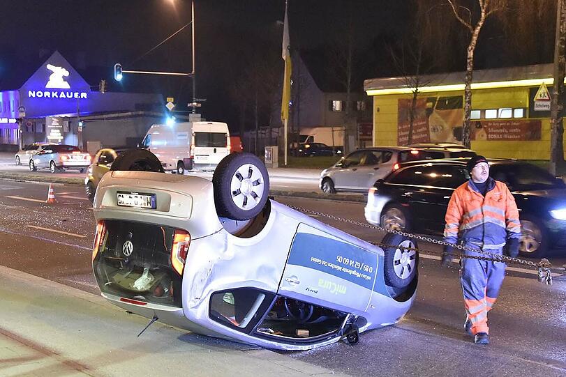 Der VW up landete auf dem Dach, die Fahrerin wurde nur leicht verletzt.
