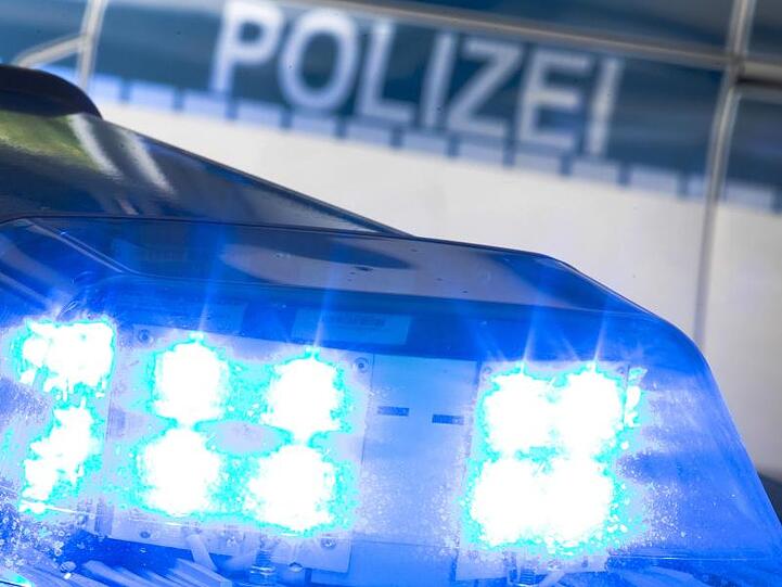 Ein Blaulicht auf dem Dach eines Polizeiwagens. Foto: Friso Gentsch/Archiv
