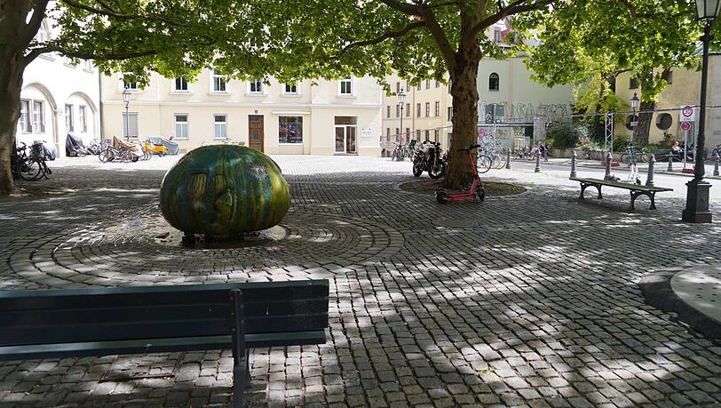 Ebenfalls nicht weit entfernt ist der lauschige Stephansplatz, an dem man gut sitzen und ratschen könnte. Ebenfalls nicht weit entfernt ist der lauschige Stephansplatz, an dem man gut sitzen und ratschen könnte.
