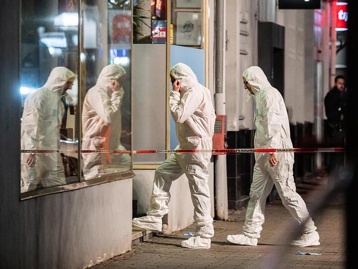 Die Spurensicherung geht in Richtung des Tatorts am Heumarkt.