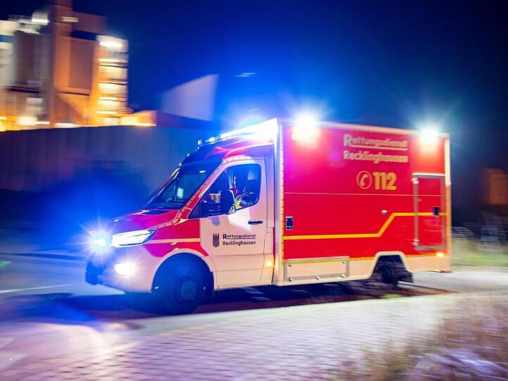 Ein Rettungswagen der Feuerwehr fährt mit Blaulicht durch eine Straße. Foto: Marcel Kusch/dpa/Symbolbild