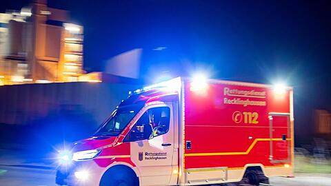 Ein Rettungswagen der Feuerwehr fährt mit Blaulicht durch eine Straße. Foto: Marcel Kusch/dpa/Symbolbild