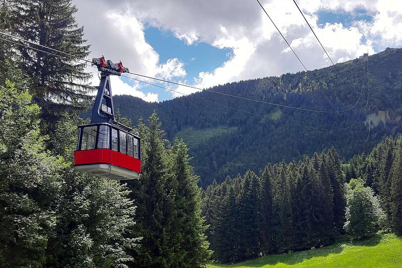 Mit dem Gipfel hoch4 plus Ticket sind die vier Aussichtsberge: Kampenwand, Wendelstein, Hochries und Hocheck im Chiemsee-Alpenland sowie ein vergünstigter Thermeneintritt in den Chiemgau Thermen Bad Endorf nach einem anstrengenden Wandertag dabei. Ein ideales Geschenk für Naturliebhaber, das schnell und unkompliziert zu kaufen ist.