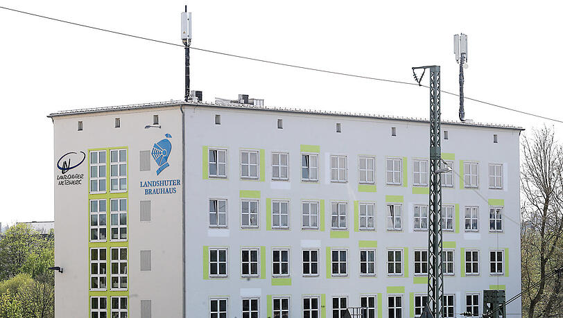 Die Brauhaus-Reklame hängt nur für kurze Zeit am Landshuter Netzwerk. Versteigert wird sie schließlich nach Rottenburg.