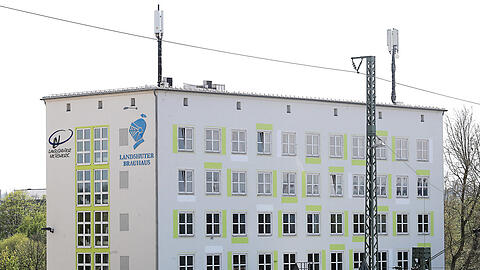Die Brauhaus-Reklame hängt nur für kurze Zeit am Landshuter Netzwerk. Versteigert wird sie schließlich nach Rottenburg.