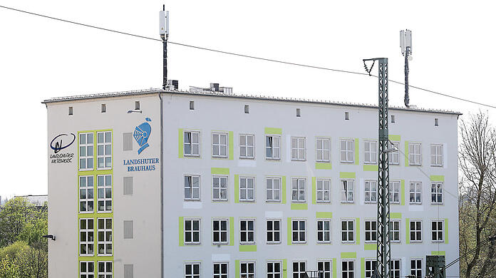 Die Brauhaus-Reklame hängt nur für kurze Zeit am Landshuter Netzwerk. Versteigert wird sie schließlich nach Rottenburg.