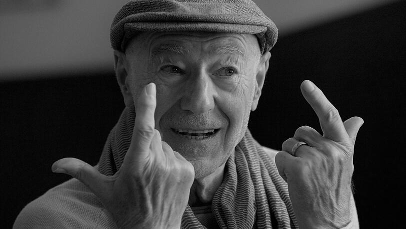 Der für seinen Dialektblues und -rock bekannte österreichische Sänger Willi Resetarits ist im Alter von 73 Jahren gestorben. Am 24. April verunglückte er tödlich.