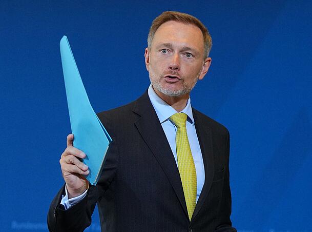 Finanzminister Lindner (FDP) will "Lust auf Überstunden" machen. Finanzminister Lindner (FDP) will "Lust auf Überstunden" machen.