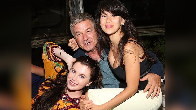 Alec Baldwin mit Tochter Ireland (l.) und Ehefrau Hilaria (r.) 2015 in East Hampton, New York. Alec Baldwin mit Tochter Ireland (l.) und Ehefrau Hilaria (r.) 2015 in East Hampton, New York.