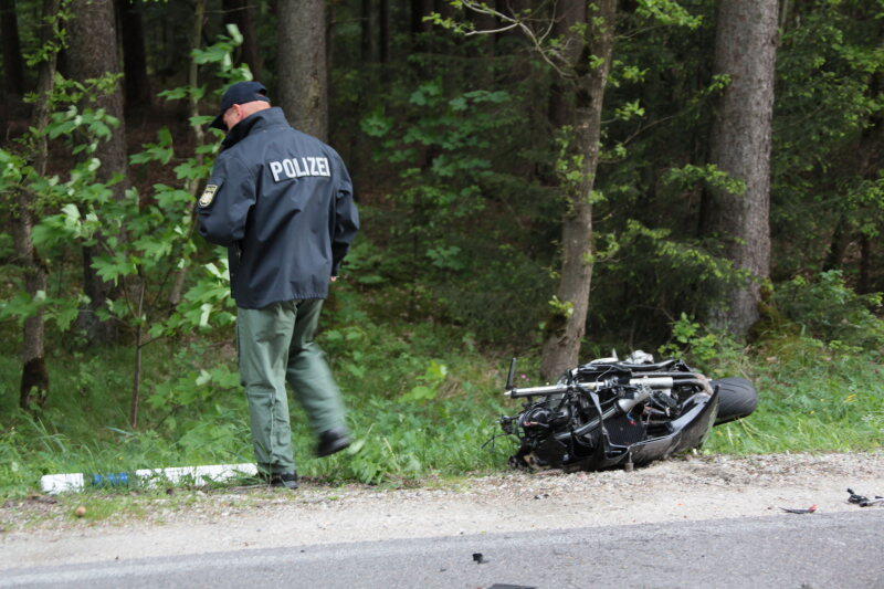 Er hatte keine Chance: Mit dem Kopf prallte ein Motorradfahrer bei Rechtmehring gegen den Seitenaufbau des entgegenkommenden Kleinlasters. Der Mann war sofort tot.