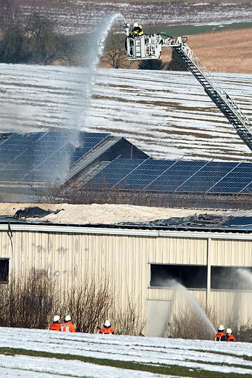 Großbrand in Matratzenfabrik in Niederbayern - die Bilder