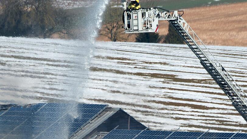 Großbrand in Matratzenfabrik in Niederbayern - die Bilder Großbrand in Matratzenfabrik in Niederbayern - die Bilder