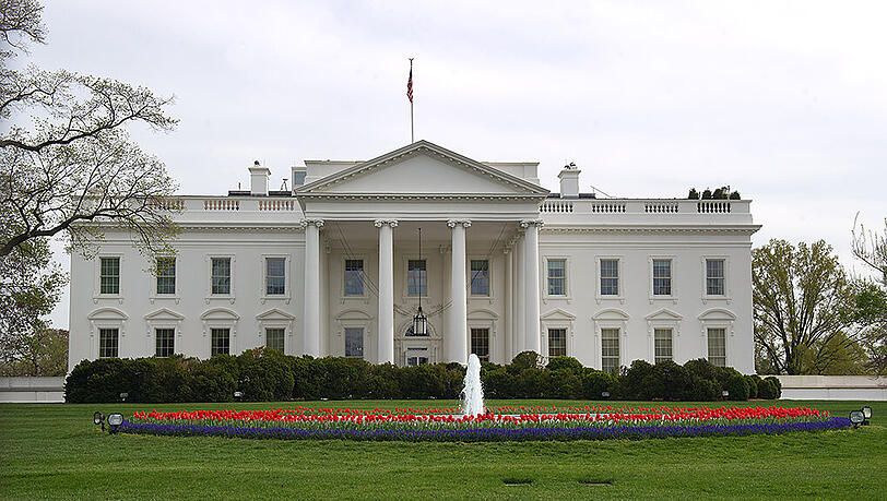Sollte Jeb Bush die Wahlen nächstes Jahr gewinnen, wäre er nach Vater George (1989-1993) und Bruder George W. (2001-2009) das dritte Familienmitglied, das im Weißen Haus regiert. Sollte Jeb Bush die Wahlen nächstes Jahr gewinnen, wäre er nach Vater George (1989-1993) und Bruder George W. (2001-2009) das dritte Familienmitglied, das im Weißen Haus regiert.