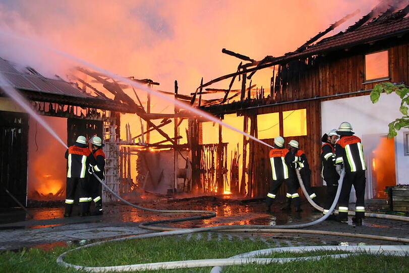 Ein Feuer hat die Lagerhalle komplett vernichtet. Die Bilder.