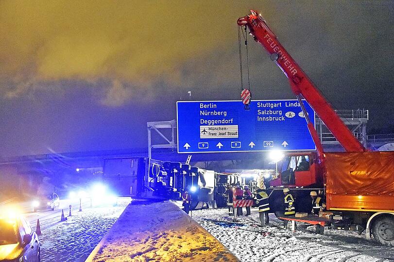 Zur Bergung musste ein Kran anrücken.