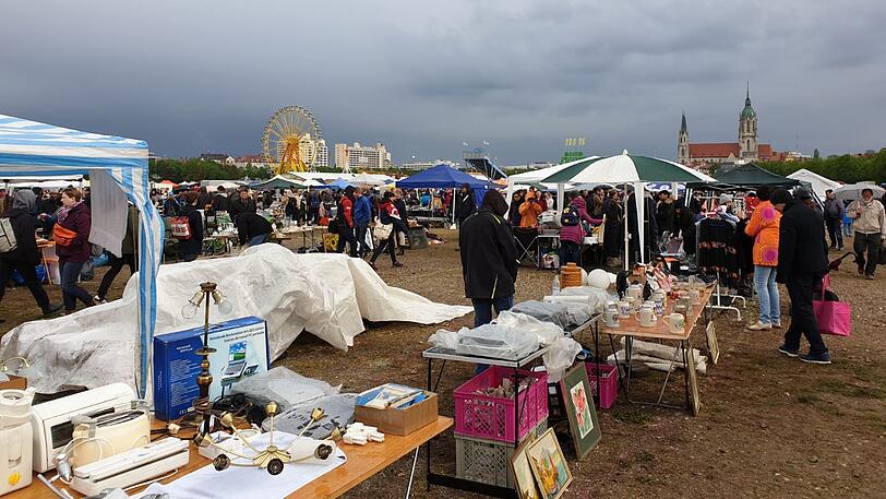 Nass und bunt: Der Flohmarkt auf der Theresienwiese am Samstag.