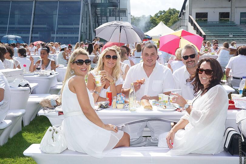 Die Bilder vom White Dinner am Sonntag in Riem.