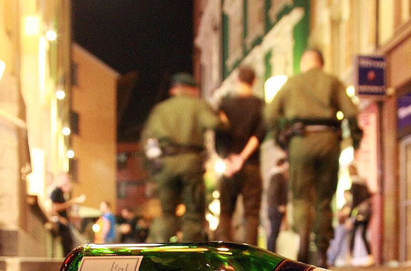 Die 18-Jährige war stark betrunken als sie die Polizeibeamten angriff (Symbolbild)