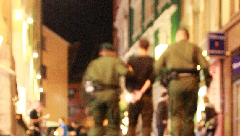 Die 18-Jährige war stark betrunken als sie die Polizeibeamten angriff (Symbolbild)