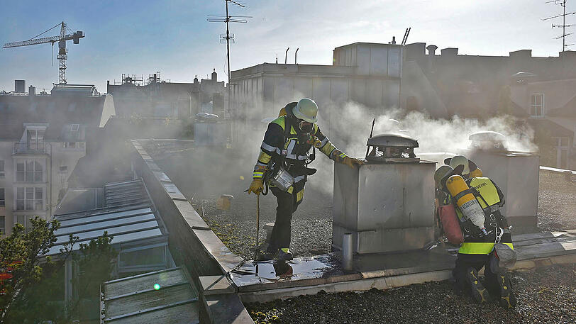 Bilder vom Feuerwehreinsatz in der Schwabinger Hesseloherstraße. Hier geriet Dämmmaterial in Brand, die Einsatzkräfte waren stundenlang im Einsatz.
