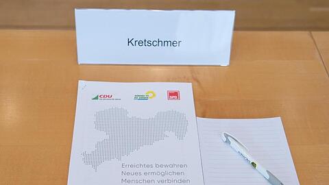 Der Koalitionsvertrag auf dem Platz von Sachsens Ministerpräsident Kretschmer im Landtag.