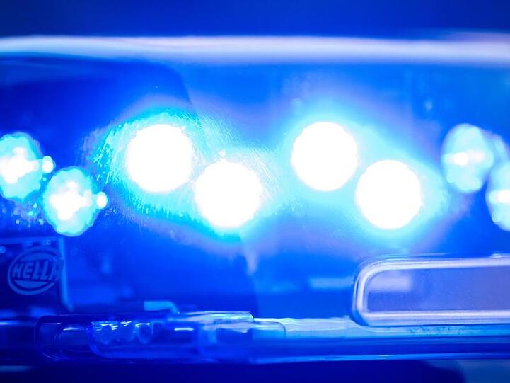 Ein Blaulicht leuchtet an einer Polizeistreife. Foto: Lino Mirgeler/Archivbild