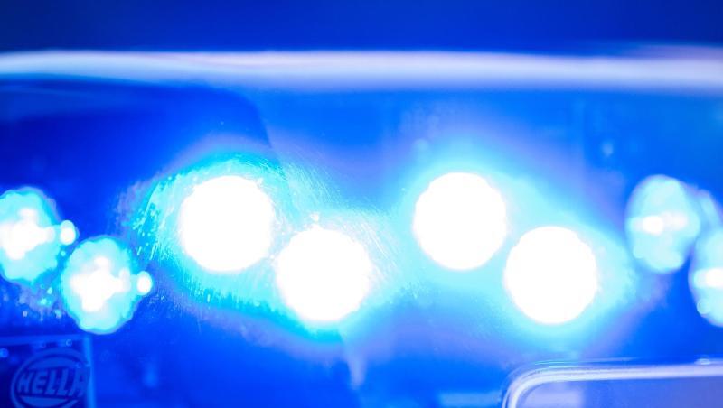 Ein Blaulicht leuchtet an einer Polizeistreife. Foto: Lino Mirgeler/Archivbild Ein Blaulicht leuchtet an einer Polizeistreife. Foto: Lino Mirgeler/Archivbild
