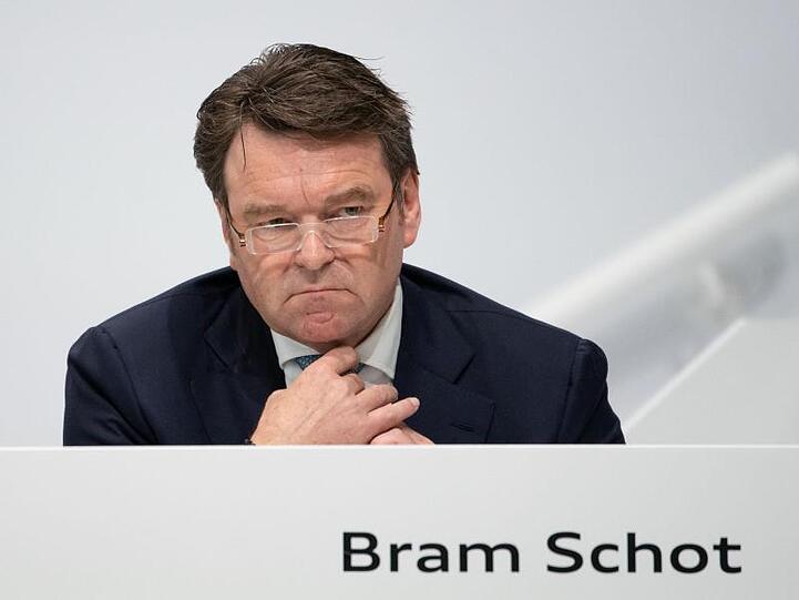 Nächstes Jahr wolle Audi 16 Hybrid- und Elektromodelle anbieten und ab 2025 jedes Jahr eine Million Elektroautos verkaufen, sagt Schot.