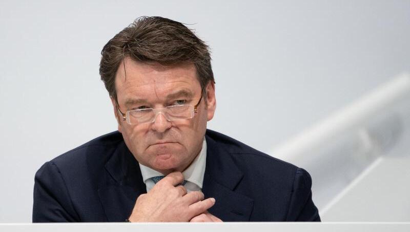 Nächstes Jahr wolle Audi 16 Hybrid- und Elektromodelle anbieten und ab 2025 jedes Jahr eine Million Elektroautos verkaufen, sagt Schot. Nächstes Jahr wolle Audi 16 Hybrid- und Elektromodelle anbieten und ab 2025 jedes Jahr eine Million Elektroautos verkaufen, sagt Schot.